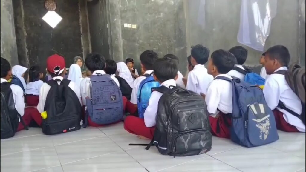 Siswa belajar di musala karena tak punya ruang kelas, aktivitas KBM di SDN 1 Cirebon Girang tidak nyaman