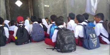 Siswa belajar di musala karena tak punya ruang kelas, aktivitas KBM di SDN 1 Cirebon Girang tidak nyaman