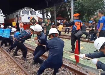 Unik, Lomba Tarik Lokomotif Kereta Rayakan Hut KAI Ke 80