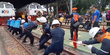 Unik, Lomba Tarik Lokomotif Kereta Rayakan Hut KAI Ke 80