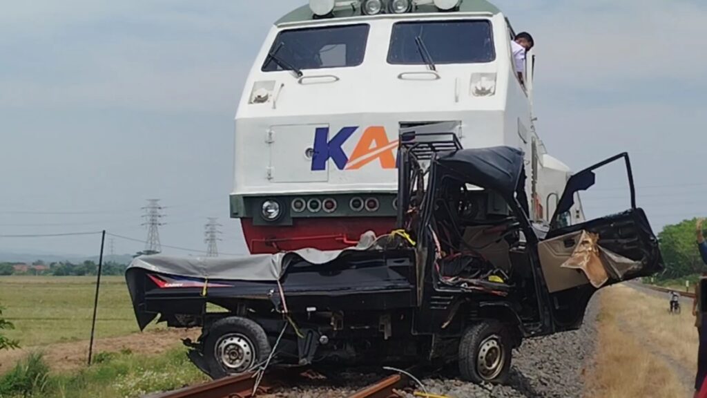 Sebuah Mobil Pickup Tertabrak Kereta di Perlintasan Tanpa Palang Pintu, Dua Orang Tewas di Lokasi