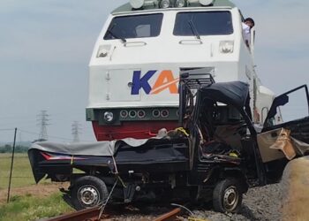 Sebuah Mobil Pickup Tertabrak Kereta di Perlintasan Tanpa Palang Pintu, Dua Orang Tewas di Lokasi