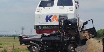 Sebuah Mobil Pickup Tertabrak Kereta di Perlintasan Tanpa Palang Pintu, Dua Orang Tewas di Lokasi