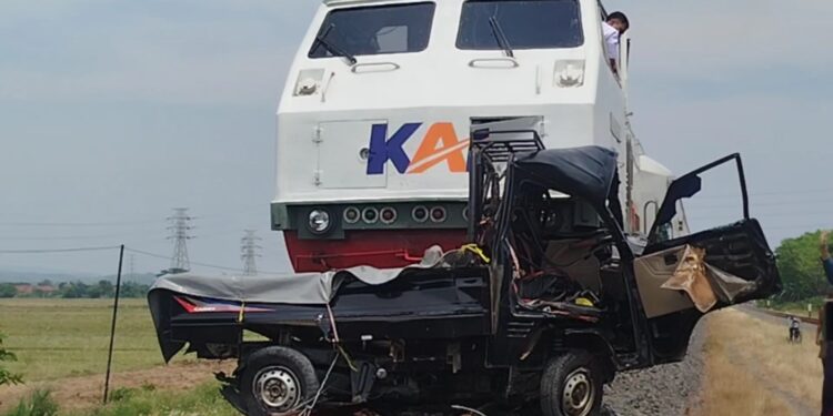 Sebuah Mobil Pickup Tertabrak Kereta di Perlintasan Tanpa Palang Pintu, Dua Orang Tewas di Lokasi