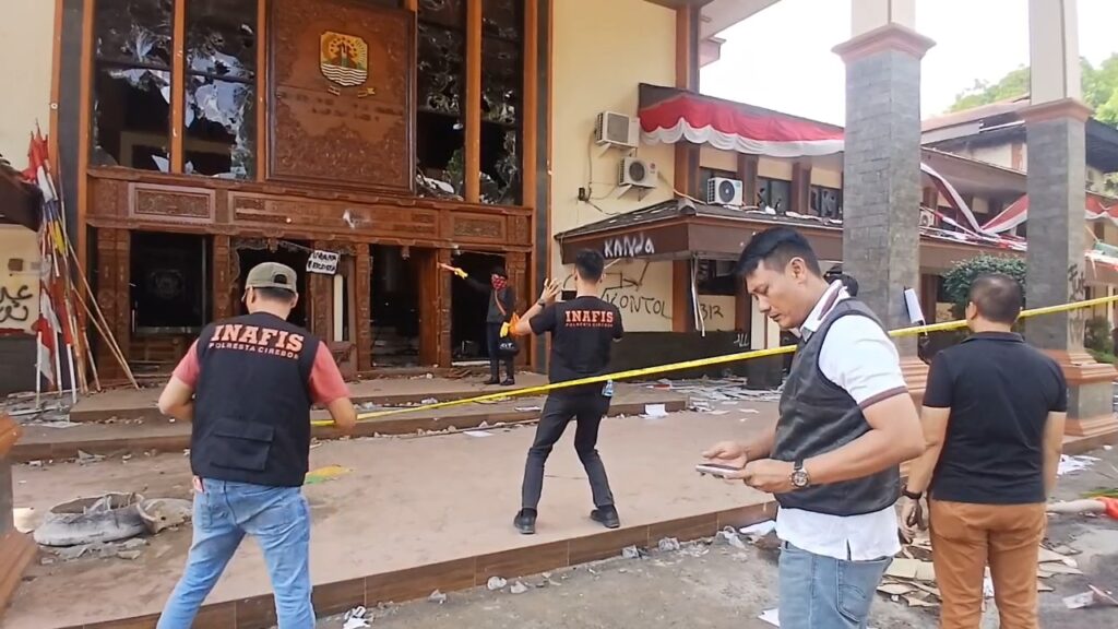 Polisi akan usut dalang kerusuhan dan pelaku penjarahan di Kabupaten Cirebon saat aksi unjuk rasa kemarin