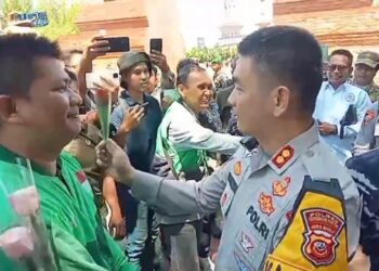 Ratusan Ojol Gelar Aksi Damai Di Alun-Alun Kejaksan
