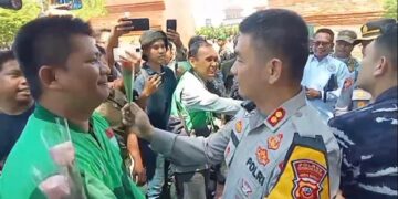 Ratusan Ojol Gelar Aksi Damai Di Alun-Alun Kejaksan