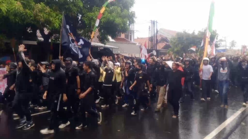 Aksi damai di Kuningan, hujan deras mengguyur sepanjang aksi