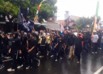 Aksi damai di Kuningan, hujan deras mengguyur sepanjang aksi