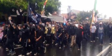 Aksi damai di Kuningan, hujan deras mengguyur sepanjang aksi