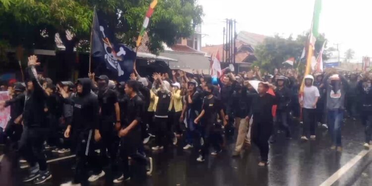 Aksi damai di Kuningan, hujan deras mengguyur sepanjang aksi