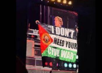 Guns N’ Roses Kibarkan Bendera Palestina saat Tampil Bawakan ‘Civil War’