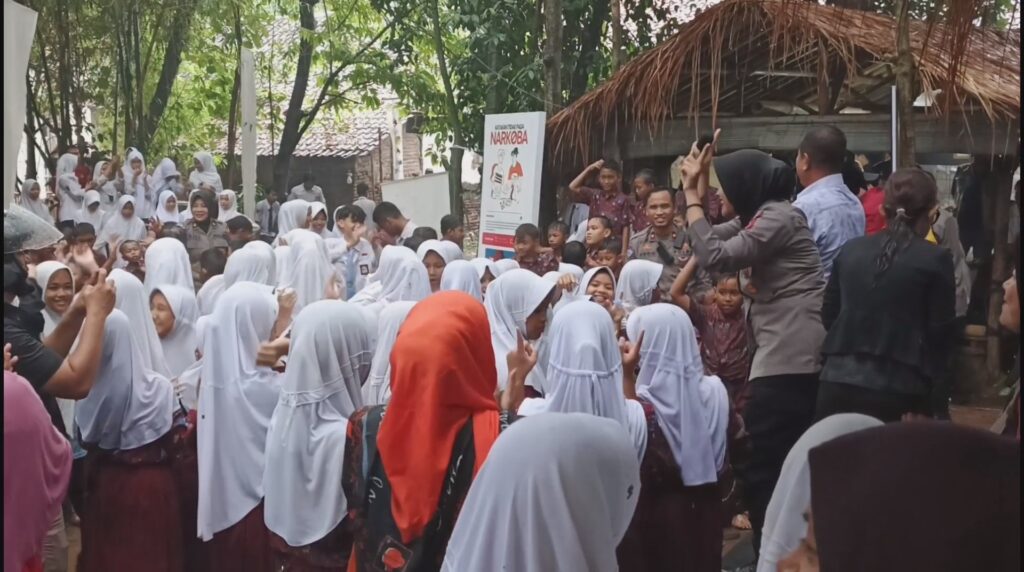 Polisi Sosialisasi Bahaya Narkoba ke Ratusan Pelajar di Tengah Kebun Warga
