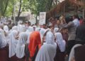 Polisi Sosialisasi Bahaya Narkoba ke Ratusan Pelajar di Tengah Kebun Warga