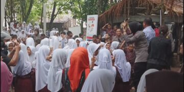 Polisi Sosialisasi Bahaya Narkoba ke Ratusan Pelajar di Tengah Kebun Warga