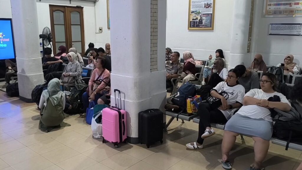 Update Dampak Kereta Anjlok, Ratusan Penumpang Malam Hari Masih Mengalami Penumpukan di Stasiun Cirebon