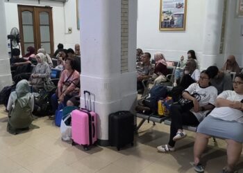 Update Dampak Kereta Anjlok, Ratusan Penumpang Malam Hari Masih Mengalami Penumpukan di Stasiun Cirebon