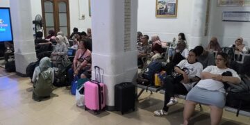 Update Dampak Kereta Anjlok, Ratusan Penumpang Malam Hari Masih Mengalami Penumpukan di Stasiun Cirebon