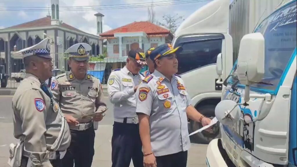 Sebabkan Kemacetan dan Kecelakaan, Petugas Tertibkan Parkir Liar di Mulut Tol dan Pantura