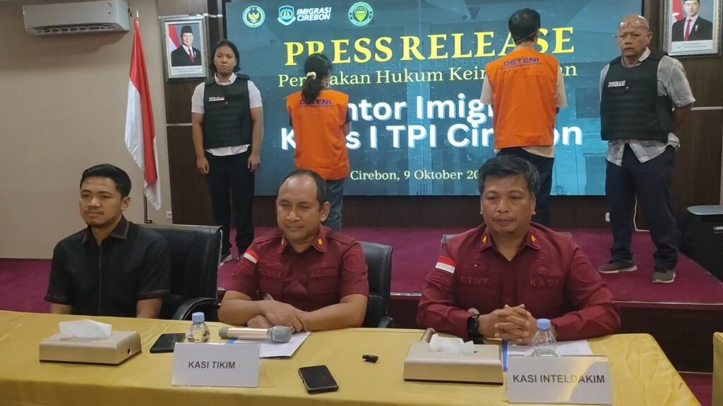 Petugas Kantor Imigrasi Kelas I TPI Cirebon Deportasi Dua WNA Asal Thailand dan China