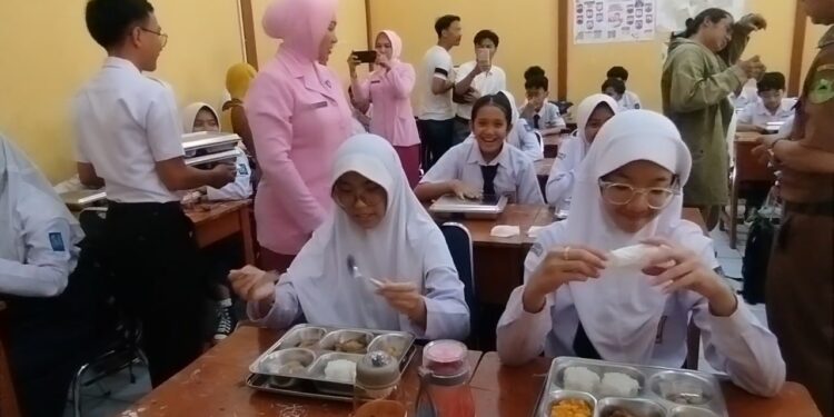 Perdana beroperasi, SPPG Polres Kuningan salurkan makan bergizi gratis kepada ratusan siswa