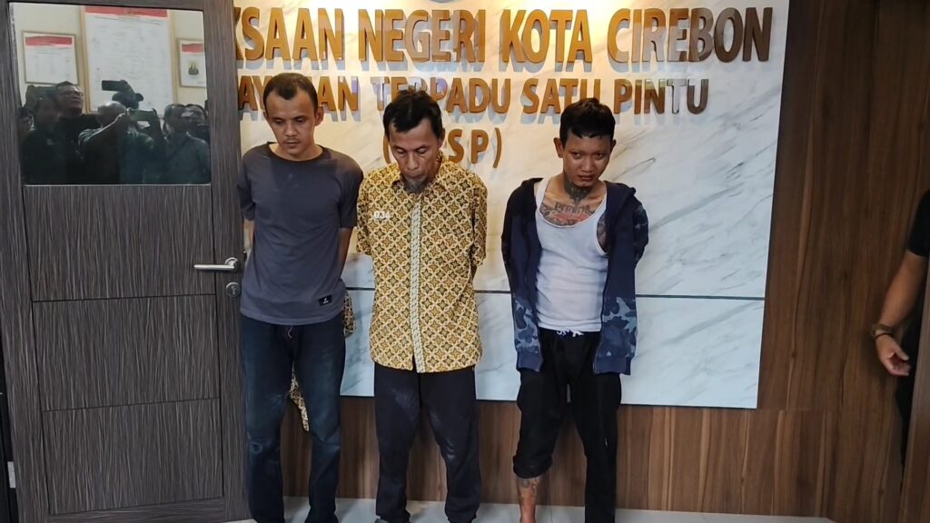 Empat tahanan Kejaksaan Negeri (Kejari) Kota Cirebon kabur dari ruang tahanan pria di Pengadilan Negeri Kota Cirebon usai sidang