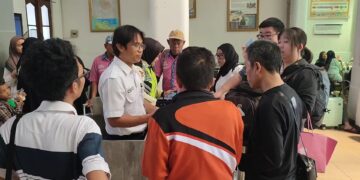 Imbas Kereta Anjlok, Penumpukan Penumpang di Stasiun Cirebon
