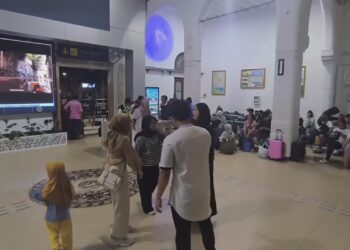 Rel kereta terkena banjir di perlintasan wilayah Daop 4 Semarang, delapan perjalanan kereta melintas Cirebon menuju Semarang dialihkan ke jalur selatan