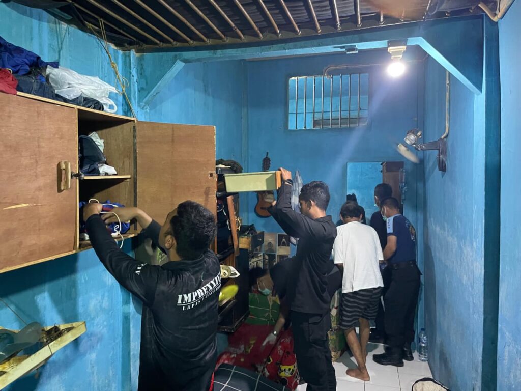 Razia Gabungan di Lapas Cirebon, Petugas temukan Barang terlarang didalam lemari milik warga binaan