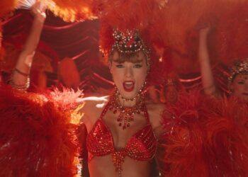 Fenomenal! The Life of a Showgirl Catat Penjualan 4 Juta Kopi Saat Debut