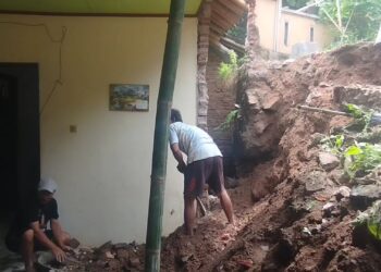 Diguyur Hujan Deras, Dinding Rumah Jebol Tertimpa Longsor