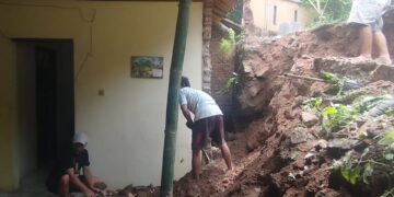 Diguyur Hujan Deras, Dinding Rumah Jebol Tertimpa Longsor