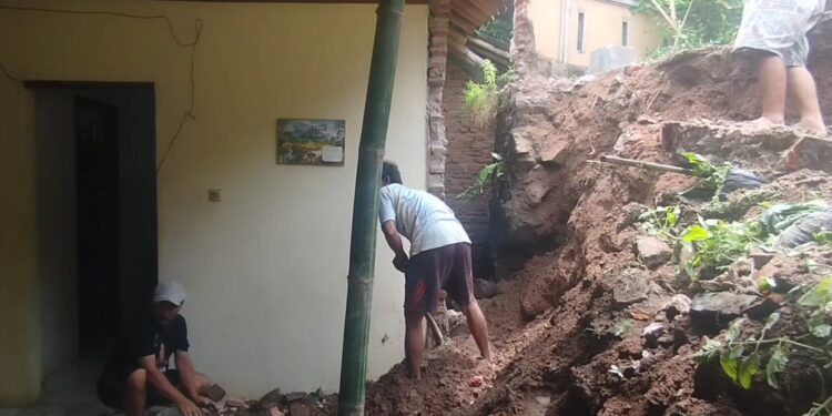 Diguyur Hujan Deras, Dinding Rumah Jebol Tertimpa Longsor