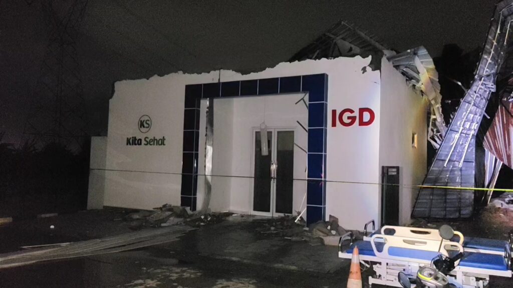 Detik-detik Kepanikan Pasien dan Perawat saat Atap Klinik Rawat Inap Ambruk usai Diterjang Angin Puting Beliung
