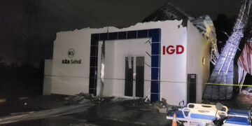 Detik-detik Kepanikan Pasien dan Perawat saat Atap Klinik Rawat Inap Ambruk usai Diterjang Angin Puting Beliung