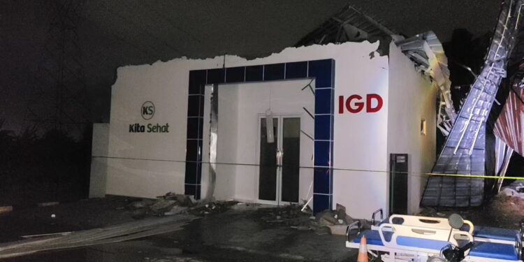 Detik-detik Kepanikan Pasien dan Perawat saat Atap Klinik Rawat Inap Ambruk usai Diterjang Angin Puting Beliung