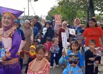 Peringatan Hari Pahlawan Menggunakan Kostum Pejuang Saat Melaksanakan Kegiatan