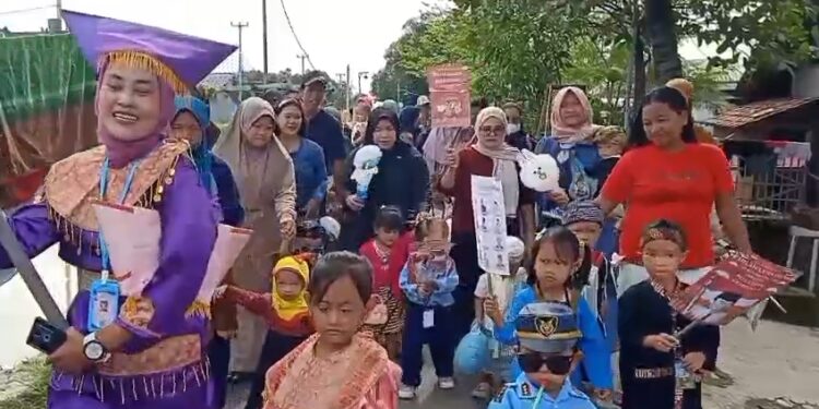 Peringatan Hari Pahlawan Menggunakan Kostum Pejuang Saat Melaksanakan Kegiatan