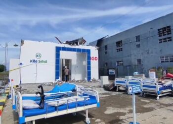 Update Puting Beliung: Petugas Bersih-Bersih Puing Bangunan Klinik yang Ambruk