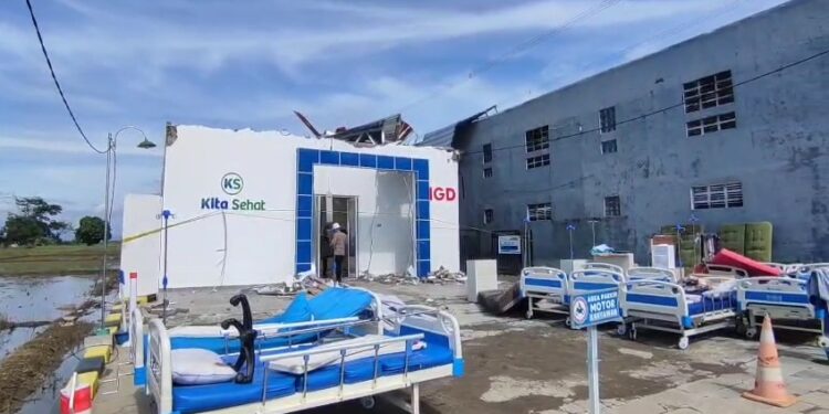 Update Puting Beliung: Petugas Bersih-Bersih Puing Bangunan Klinik yang Ambruk