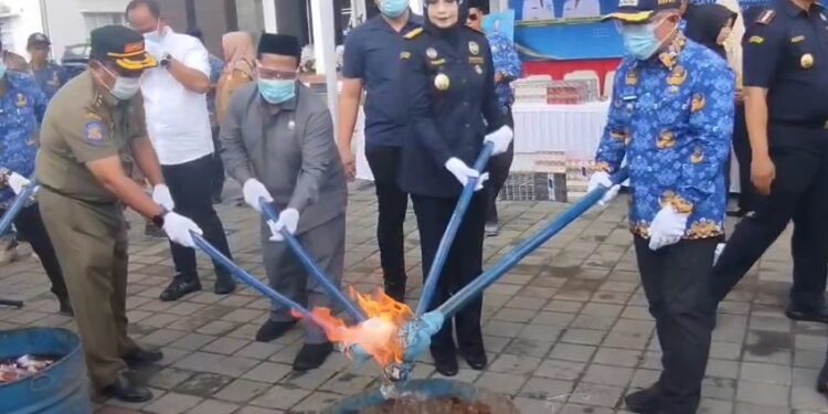 Tujuh Juta Batang Rokok Ilegal Dimusnahkan Bea Cukai