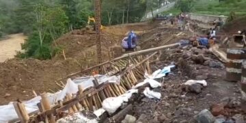 Jalur penghubung antar Kabupaten Majalengka dan Kabupaten Sumedang longsor