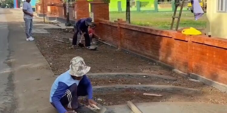 Peduli Pendidikan, Petani Tebu Bangun Pagar Sekolah dengan Tera Kota