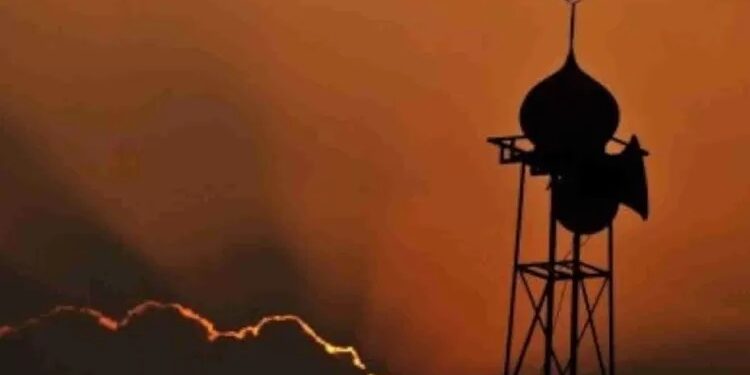 Viral! Takmir Masjid di Solo Terekam Menangis Gunakan Speaker Saat Tengah Malam