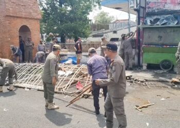 33 PKL Stasiun Cirebon Dibongkar Satpol PP, Trotoar Akan Dibangun Kembali
