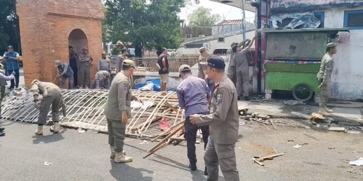 33 PKL Stasiun Cirebon Dibongkar Satpol PP, Trotoar Akan Dibangun Kembali