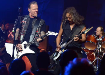 Viral! Dua Pria di Perth Panjat Menara Stadion demi Konser Metallica