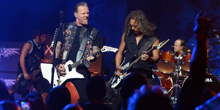 Viral! Dua Pria di Perth Panjat Menara Stadion demi Konser Metallica