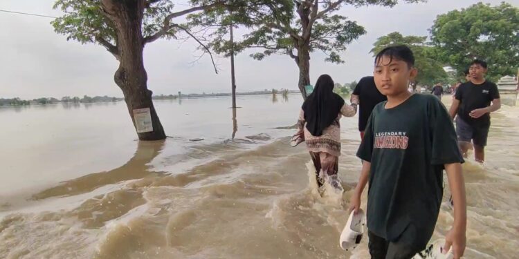 Banjir meluas, rendam tujuh kecamatan dan 15 desa, lansia dievakuasi