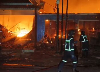 Diduga akibat korsleting listrik, sebuah toko bangunan ludes terbakar